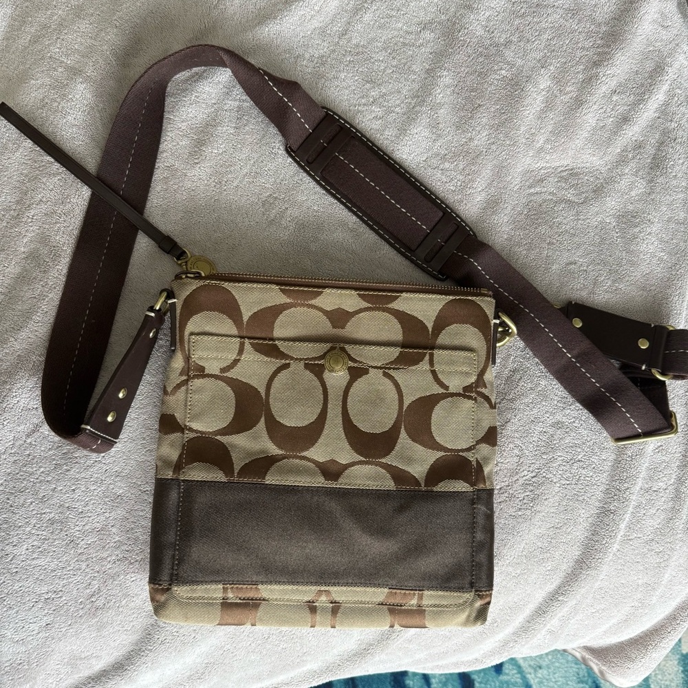 Coach Signature Canvas Crossbody Swingback 2006 AMAZING condition check photos
